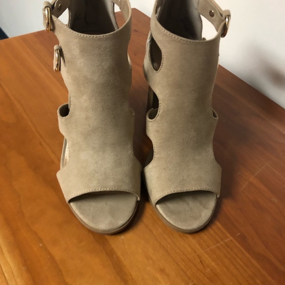 Apt. 9 heels, only warn once! - Picture 2 of 3